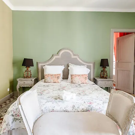 Bed & Breakfast Chateau Sainte Cecile D'hotes / In Castle Chateau Sainte Cecile *